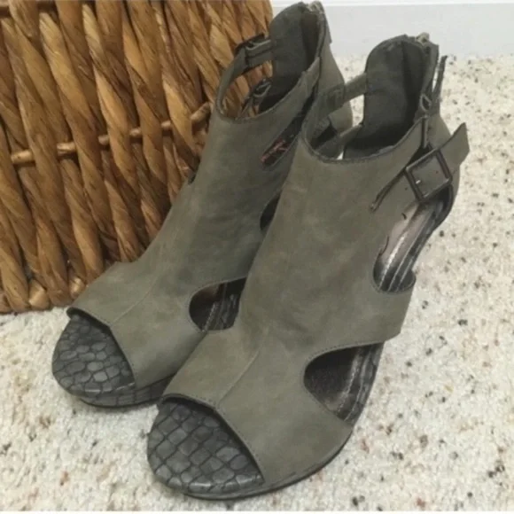🆕 Unlisted by Kenneth Cole Women's Gray Open-Toe Sandals! 💥 - Picture 3 of 9